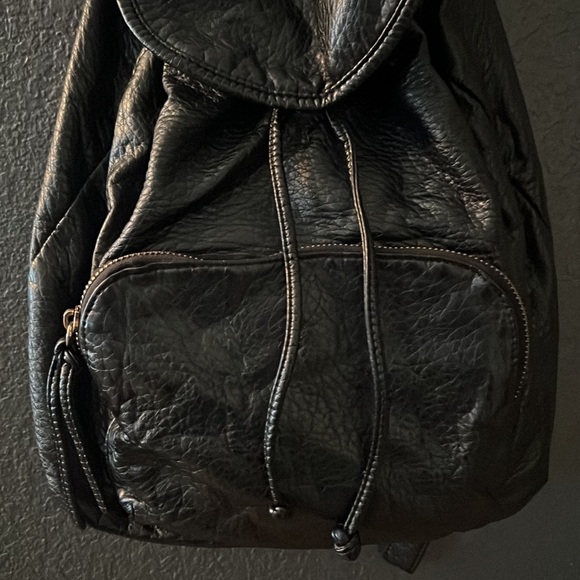Black backpack 🎒 - Picture 4 of 6